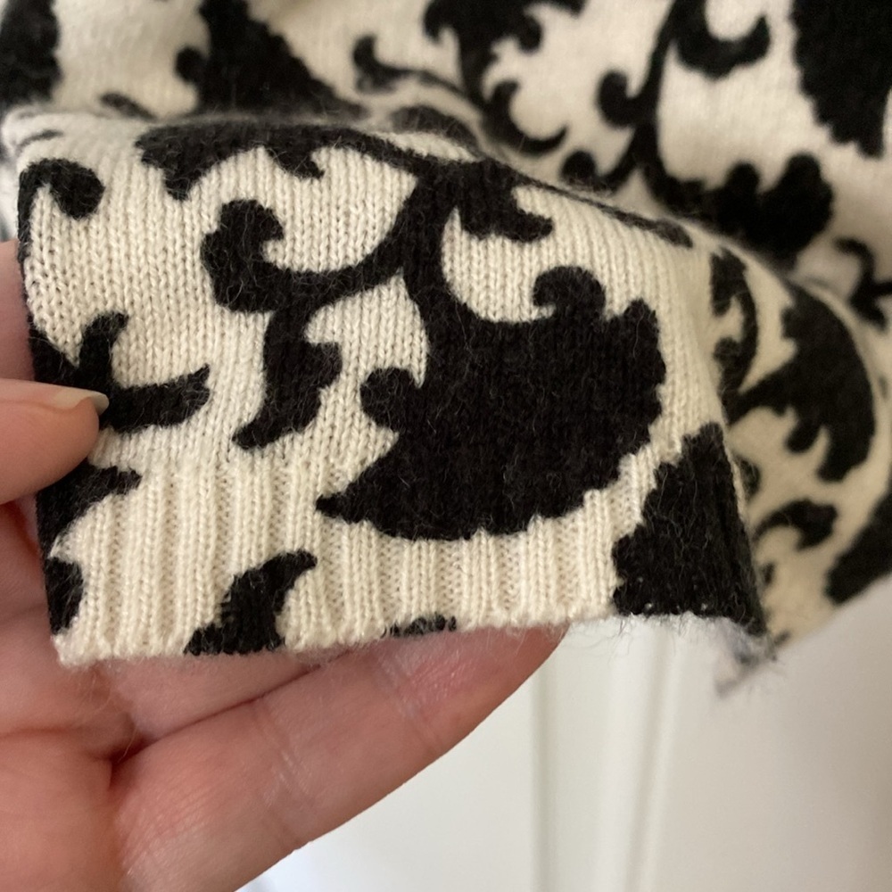 Delia’s sweater - Picture 5 of 9
